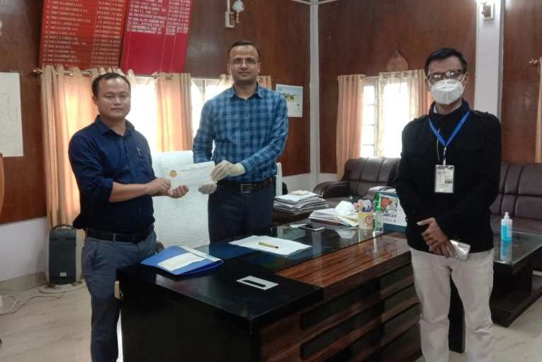 Yimchungrü Akherü Arihako (YAA) let by Kihoto Henry Yimchunger, Secretary Art & Culture met DC & Chairman DTF Tuensang, Kumar Ramnikant and contributed Rs 25000 to the District Administration towards the fight against Novel Corona Virus. (DIPR Photo)